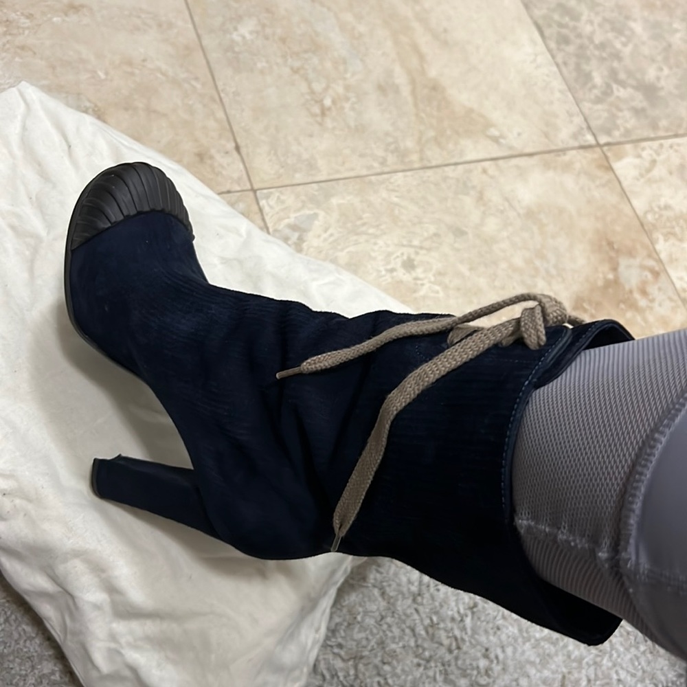 Fendi boots, in great used condition.  Navy blue corduroy style suede.  Size 8.5